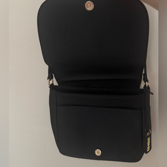 Kenneth Cole Reaction Black Pebbled Crossbody Saddle Bag Gold Tone Hardware NWOT - Picture 4 of 9